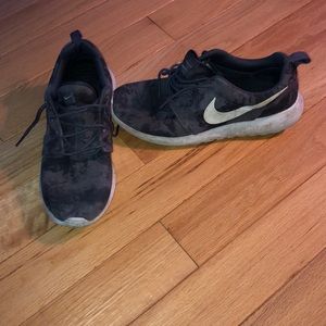 Men’s black and grey Nike Roshe